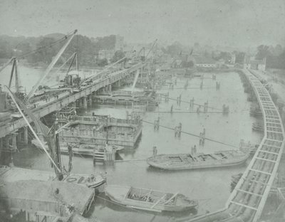 パトニーブリッジ：新しい橋の基盤を掘る、1883年 作： English Photographer