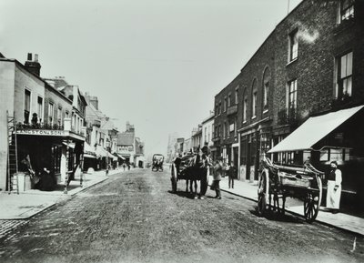 1885年、橋に向かっているパトニーハイストリート 作： English Photographer