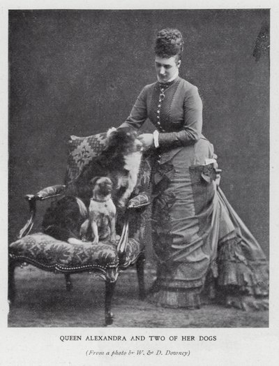 アレクサンドラ女王と愛犬2匹（モノクロ写真 作： English Photographer
