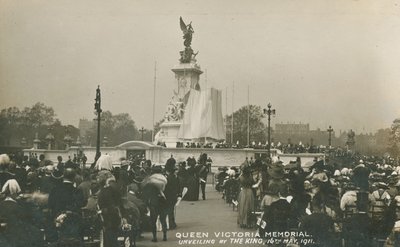 1911年5月16日、王妃が発表したビクトリア女王記念碑 作： English Photographer