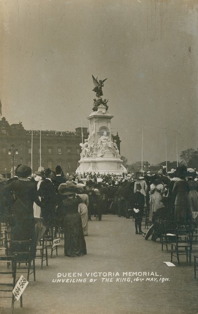 1911年5月16日、王妃が発表したビクトリア女王記念碑 作： English Photographer