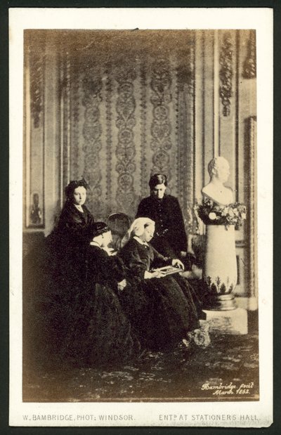 ビクトリア女王とその家族 作： English Photographer