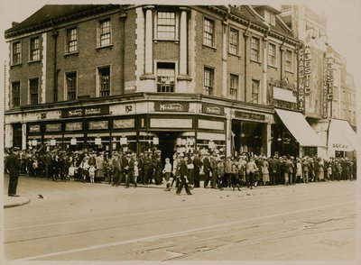1921年頃、クラパム、ハイストリート、ザマジェスティックのキッドにいるチャーリーチャップリンの列 作： English Photographer