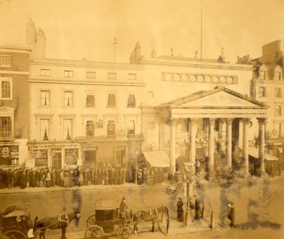 1895年にヘイマーケットで、ツリー主演のトリルビーの最初の夜の待ち行列 作： English Photographer
