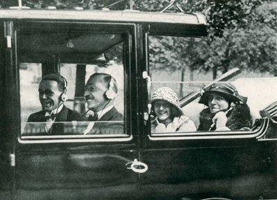 道路上のラジオ、1923 作： English Photographer