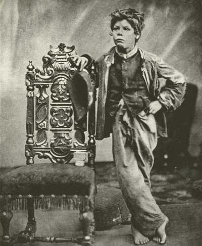 1860年のボロ屋の少年（モノクロ写真 作： English Photographer