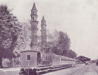 鉄道駅とミナレット、アーメダバード 作： English Photographer