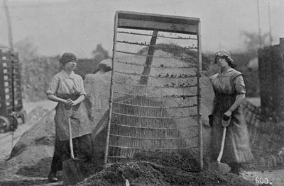 くすぐりの燃えがら、戦争事務所の写真、1916年（bw写真） 作： English Photographer
