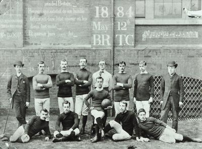 ローゼンデールロードスクール：フットボールチーム、1884 作： English Photographer