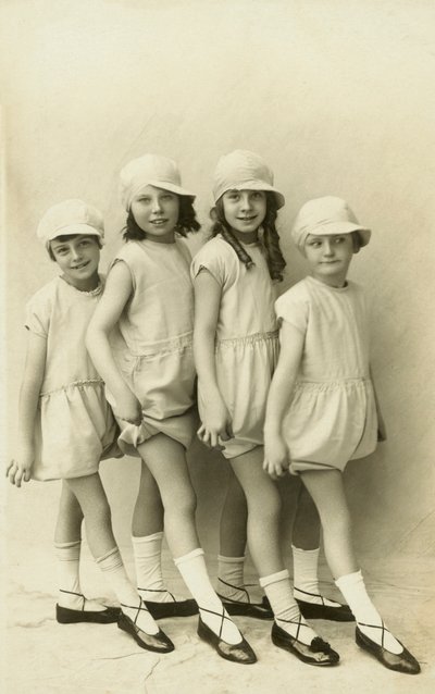 つま先を向ける4人の少女の列（モノクロ写真） 作： English Photographer
