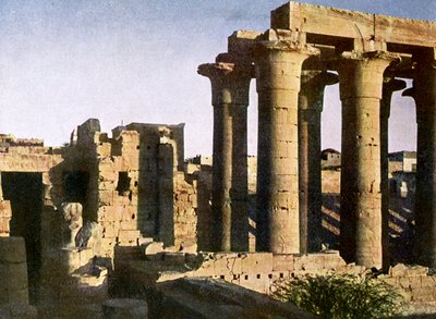 エジプト、ルクソール神殿のポルティコの遺跡。 作： English Photographer