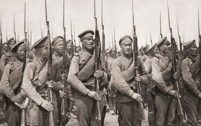 1915年のイラスト入りの戦争のニュースによる、第一次世界大戦中にパレードを行って武器を提示するロシアの歩兵 作： English Photographer