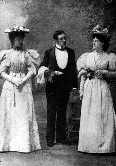 1895年2月14日、セント・ジェームズ劇場で上演されたオスカー・ワイルド（1854-1900）の『真面目に生きることの大切さ』のシーン（モノクロ写真） 作： English Photographer