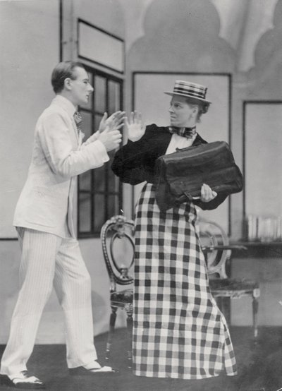 1930年7月7日、リリックハマースミスでのオスカーワイルド（1854-1900）による「本気であることの重要性」の場面 作： English Photographer