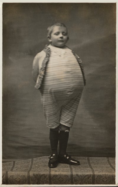 お腹がとても大きく見えるように着飾った小学生（モノクロ写真 作： English Photographer