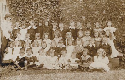 小学生、ノーフォーク、20世紀初頭（モノクロ写真） 作： English Photographer