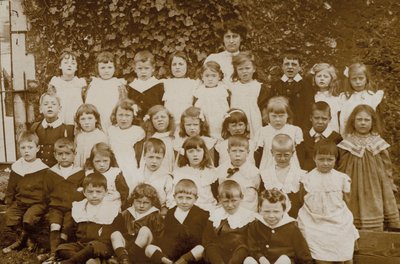 小学生、ノーフォーク、20世紀初頭（モノクロ写真） 作： English Photographer