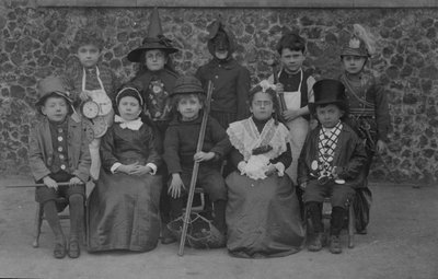20世紀初頭、仮装したノーフォークの学童たち（モノクロ写真 作： English Photographer