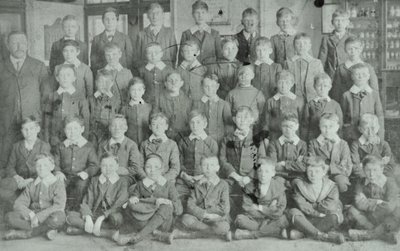 学校グループ、不明な愚か者、1895 作： English Photographer