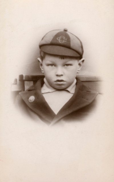制服を着た小学生（モノクロ写真 作： English Photographer