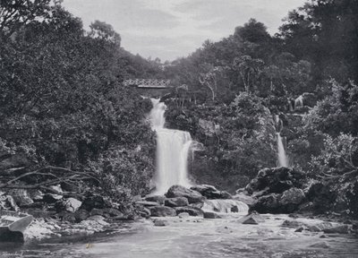 スコットランドローモンド湖、インバースネイドの滝（モノクロ写真 作： English Photographer