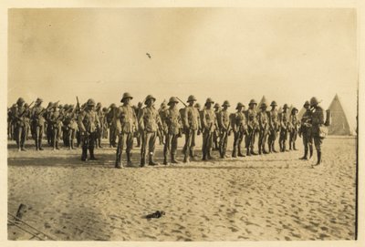 1916年9月6日午前6時30分、リビア砂漠のシュシャでパレードする我がコイの一部を示す（モノクロ写真）。 作： English Photographer
