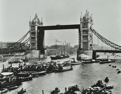 1894年、タワーブリッジの下を船が通過 作： English Photographer