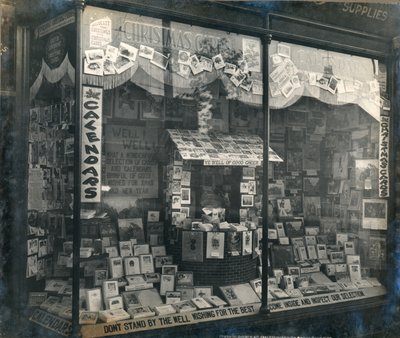 クリスマスカードとカレンダーを表示する店頭 作： English Photographer