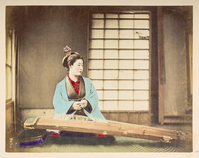歌う少女【日本】、 弦楽器 (ツィターの一種) を床に置いて座っている日本人女性のスタジオ ポートレート  撮影者：不明  ルーカス コレクション: チャールズ ジェイムズとモーのワールド ツアーの写真記録 作： English Photographer