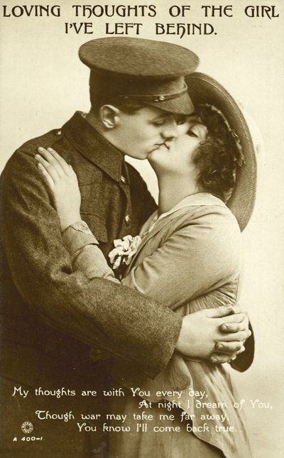 少女にキスをする兵士（モノクロ写真 作： English Photographer