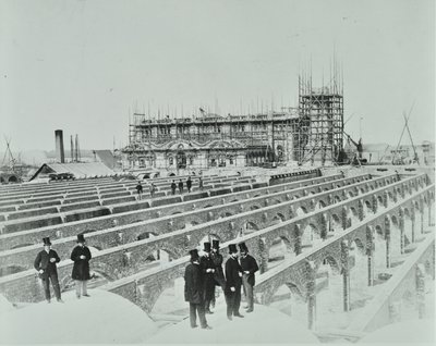 サザンアウトフォール下水道、交差：建物の運用、1865 作： English Photographer