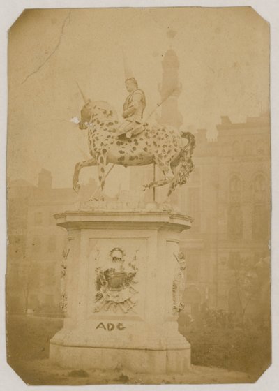 キングジョージ1世の像、レスタースクエア、ロンドン; 1866年に撮影した写真 作： English Photographer