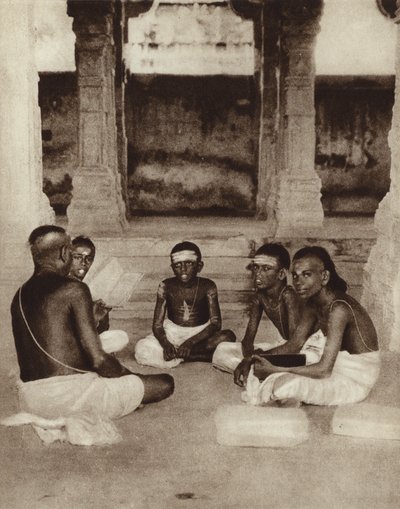 インド、マドラスのラメスウォラムにある寺院の学校に通う生徒たち（モノクロ写真） 作： English Photographer