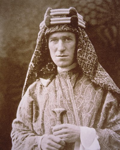 第一次世界大戦中、アラブの衣装を着たT.E.ローレンス（1914-18年頃）（モノクロ写真 作： English Photographer