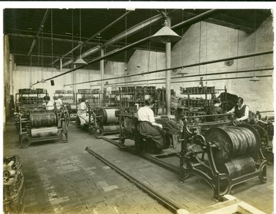 タペストリーの設定、ヒューズ工場第2、1923年 作： English Photographer