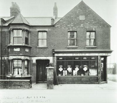 ビーハイブダイニングルーム97.0 ALB、1899 作： English Photographer