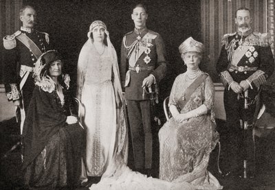 1935年に出版された「25年の物語」からの1923年のヨーク公爵と公爵夫人の結婚式での英国王室 作： English Photographer