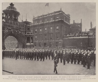 ホワイトホールのカナディアンアーチの軍隊、ロンドンでのドミニオンデーを祝うカナダの戴冠式派遣団 作： English Photographer
