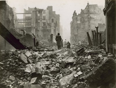 爆撃後のロンドン市 作： English Photographer