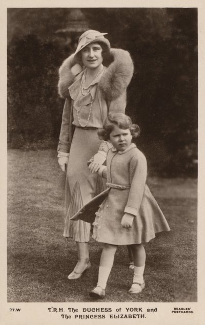 ヨーク公爵夫人とエリザベス王女（モノクロ写真 作： English Photographer