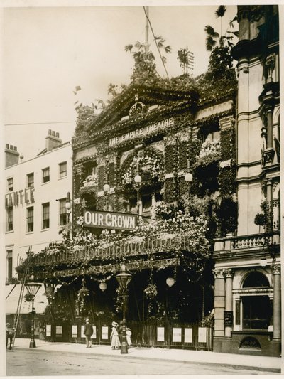 1897年6月、ビクトリア女王のダイヤモンドジュビリーのために装飾されたロンドンのレスタースクエア、エンパイアシアター 作： English Photographer