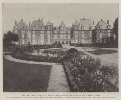 公園から見たオルレアン公爵の歴史的な邸宅、シャトードゥーの火 作： English Photographer
