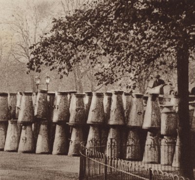 1926年のゼネラルストライキ、ハイドパークロンドンのミルクデポ 作： English Photographer
