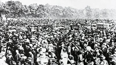 1908年6月12日（日）、ハイドパークでの女性デモに対する大投票 作： English Photographer