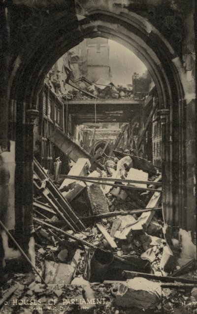 第2次世界大戦中の爆撃で被害を受けたロンドンの国会議事堂（モノクロ写真 作： English Photographer