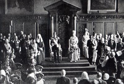 1921年7月2日の「女王」からのイラスト、市庁舎でアイルランドの人々に平和を訴える国王 作： English Photographer