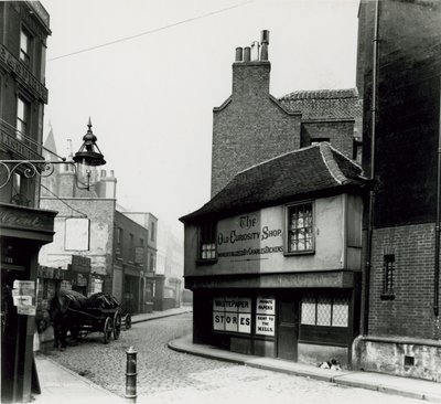 The Old Curiosity Shop、ポーツマスストリート、リンカーンズインフィールズ、ロンドン 作： English Photographer