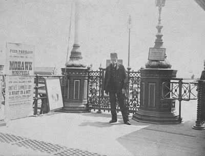 桟橋、ヘイスティングス、1890年頃 作： English Photographer