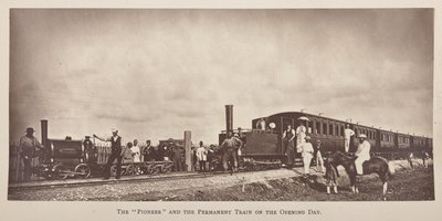 「パイオニア」と開業日の常設列車、p.103「新しい国のための報酬鉄道」より。 中国で最初の鉄道についてのいくつかの説明とともに...」、リチャード C. レイピア著 作： English Photographer