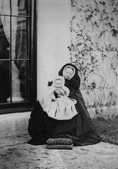 ヘッセンのビクトリア女王と王女、1863 作： English Photographer